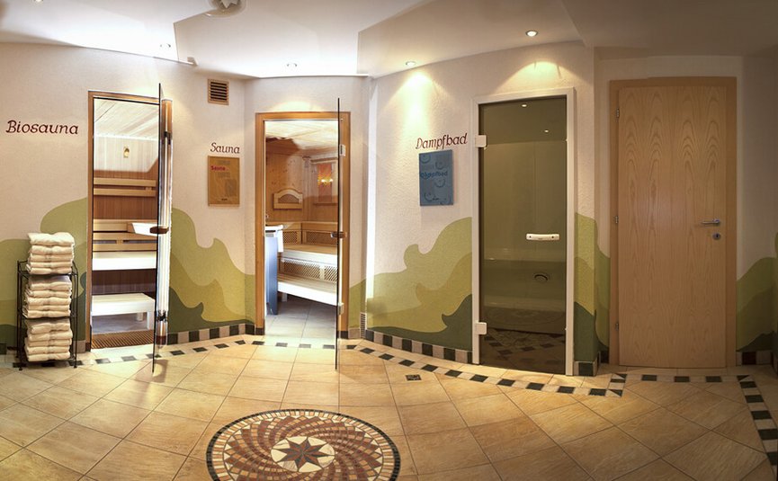 Ingang naar bio sauna, sauna en stoomdouche met handdoeken