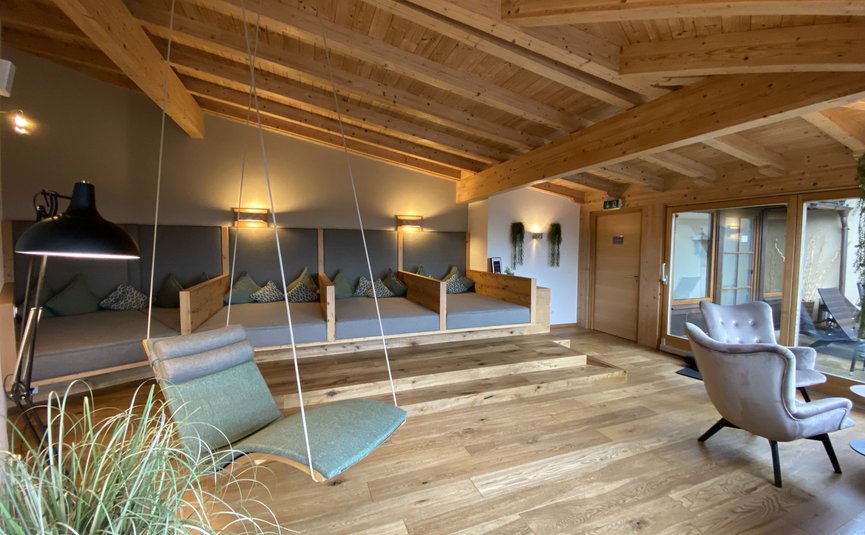 Landhotel & Gasthof Laudersbach *** © Manuel Jäger Gemütlicher Raum mit Holzdecke, Sitznischen, Schaukelstuhl und Sofas