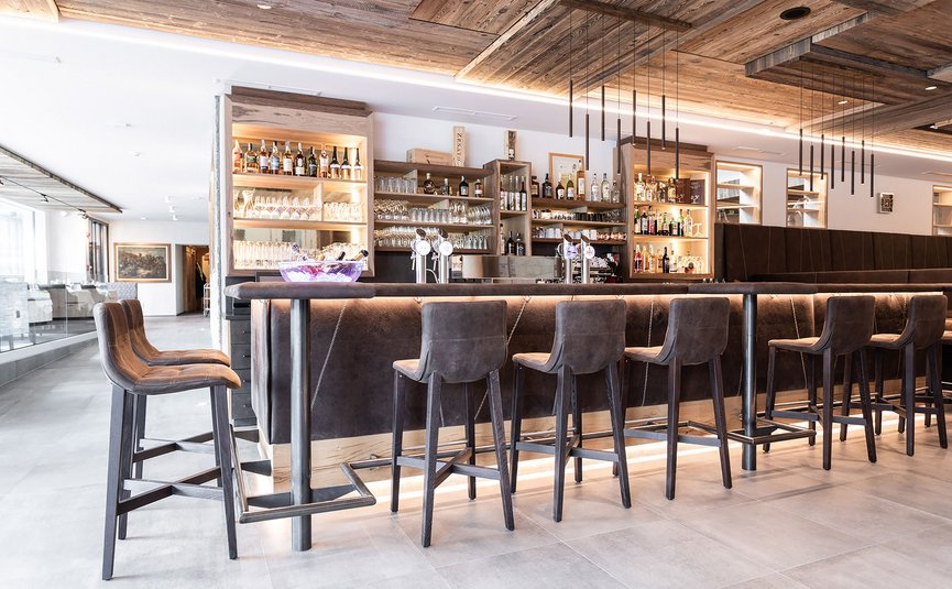 Motorrad- & Spa Hotel Traube Post am Reschensee **** © Theiner Karl-Heinz & Co KG Moderner Barbereich mit hoher Holzdecke und Barhockern