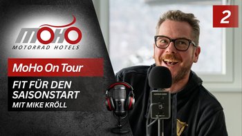 MoHo Podcast Mann spricht in Mikrofon für MoHo Motorrad Hotels Podcast