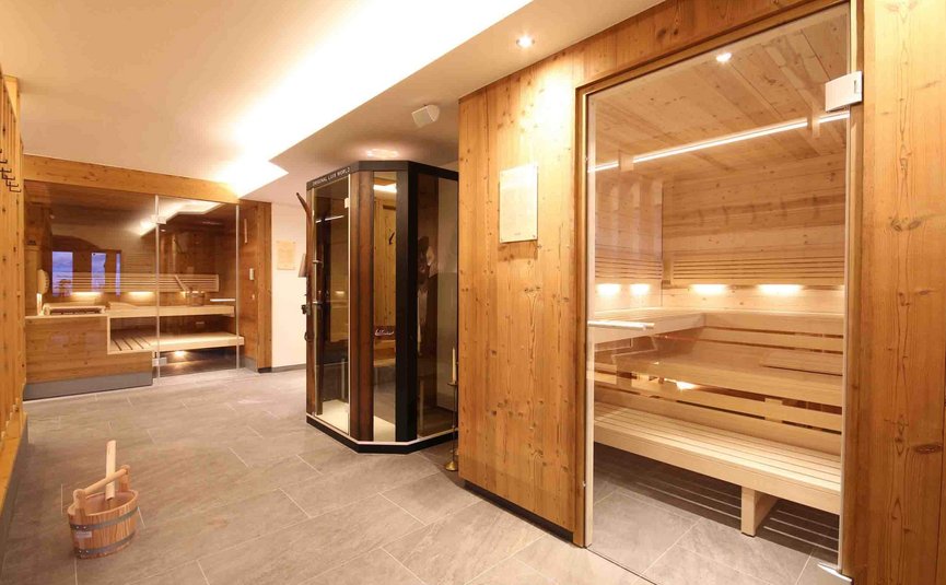 Moderner Saunabereich mit Holzinterieur und beleuchteten Bänken