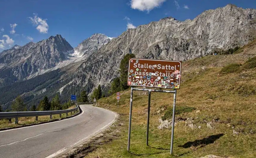Staller Sattel passenbord op 2052 m in de Alpen