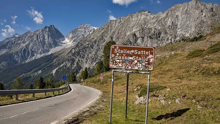 Staller Sattel und Pustertaler höhenstraße Staller Sattel Passschild auf 2052 m in den Alpen