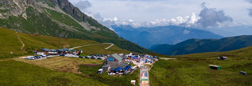 Maurienne Berglandschap met parkeerplaats en kleurrijk pad onder blauwe lucht