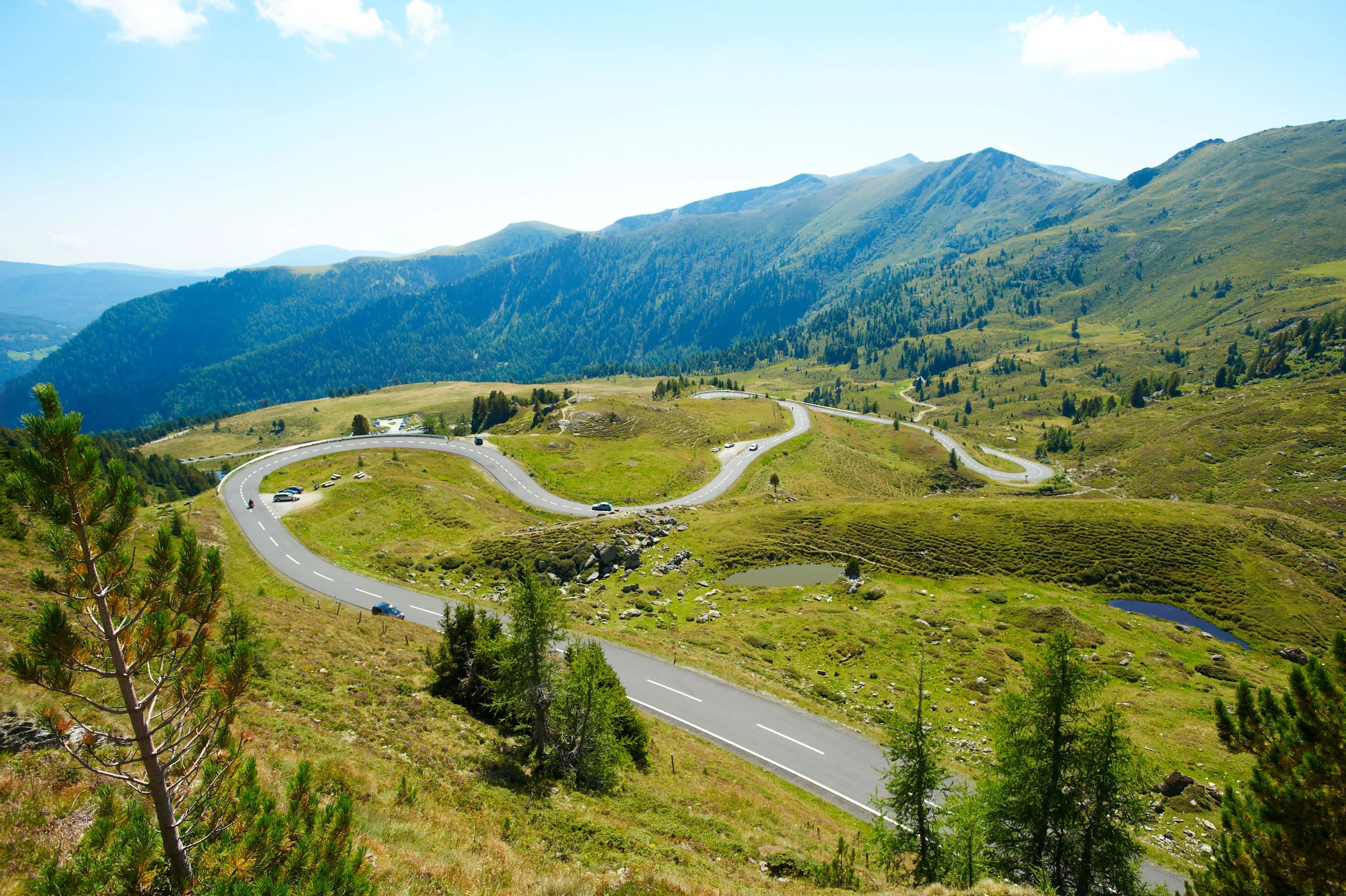 Österreich © Land Kärnten - Großglockner Hochalpenstraßen AG Serpentinenstraße in den grünen Bergen bei klarem Himmel