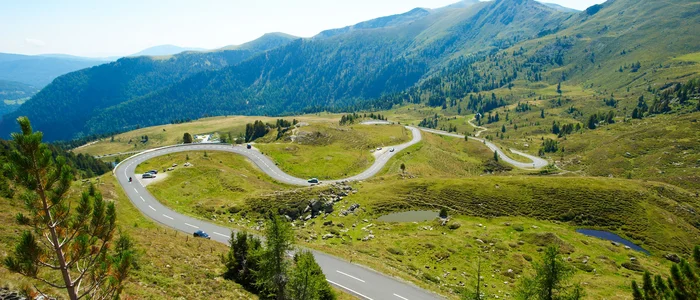 Mölltal – Großglockner – Nockalm © Land Kärnten - Großglockner Hochalpenstraßen AG Serpentinenstraße in den grünen Bergen bei klarem Himmel
