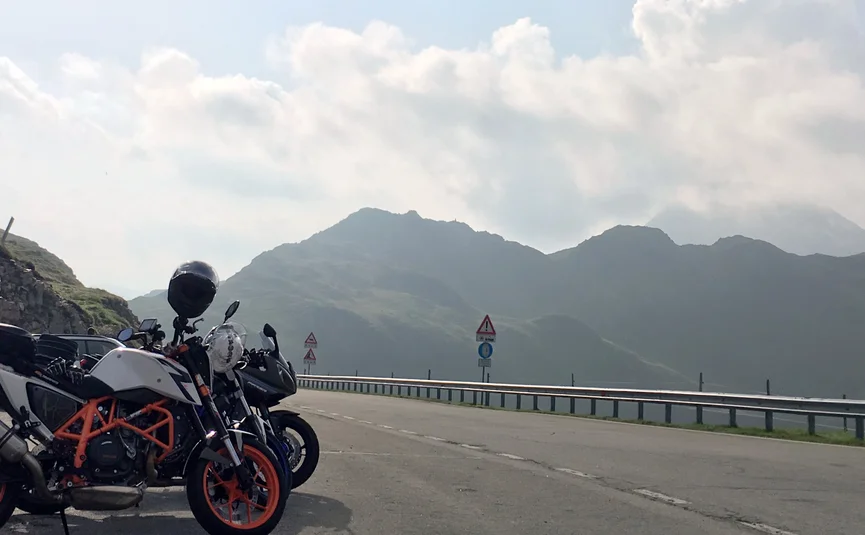 19 Hotel Sonnleiten: Zuid-Tirol tour Penserjoch-Jaufenpass Motorfietsen geparkeerd aan bergweg met bergen op de achtergrond
