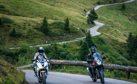 23 Hotel Sonnleiten: Zillertaler Höhenstraße en Schlegeis Twee motorrijders op een kronkelige bergweg met groene bosachtergrond