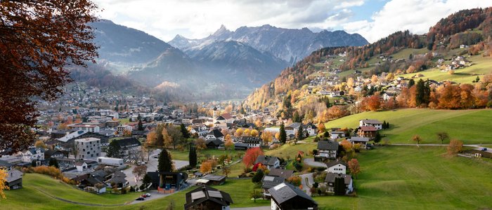 Hotel Both *** © Montafon Tourismus GmbH - Stefan Kothner Bergdorf mit Häusern und grünen Wiesen im Herbst vor bewölkten Alpen