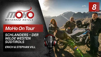 MoHo Podcast Grafik mit drei Personen, Motorrad, Mikrofon und Berglandschaft in Südtirol