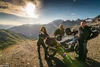 Sammelanfragen © Moppetfoto.de Drei Personen mit BMW-Motorrad auf Bergstraße bei Sonnenschein