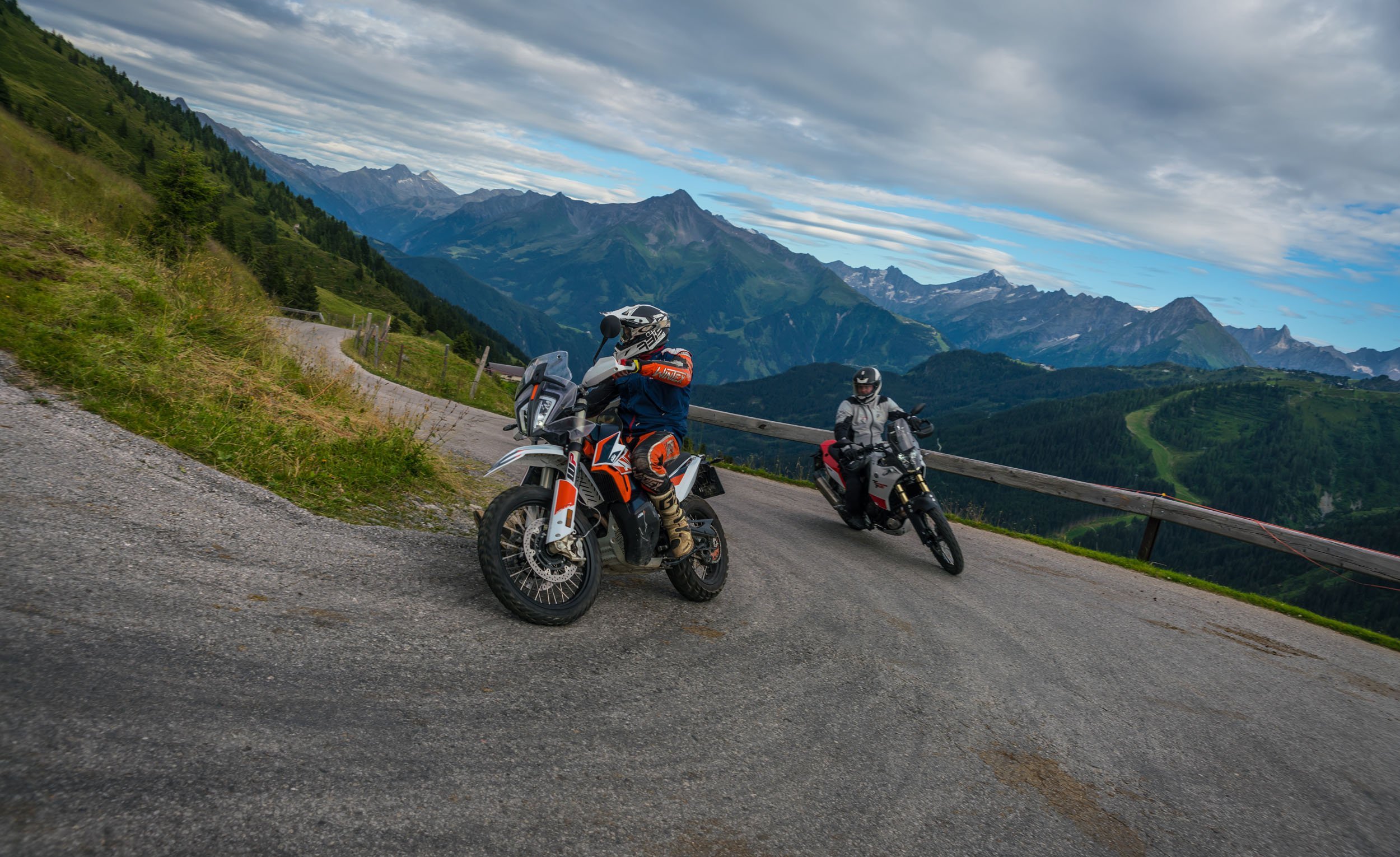 Dein Motorrad-Erlebnis © Moppetfoto.de Motorradfahrer auf kurviger Bergstraße mit Alpen im Hintergrund