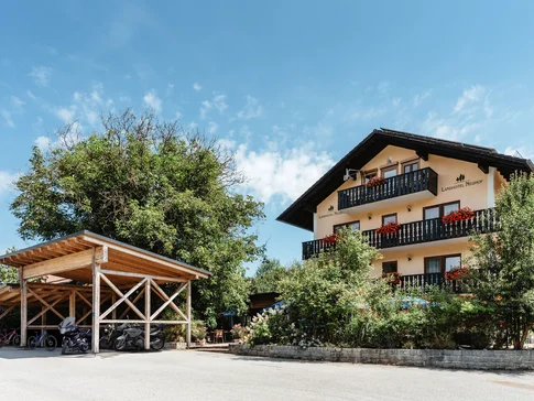Landhotel Neuhof © Thomas Linkel Landhotel Neuhof mit blumengeschmückten Balkonen und überdachtem Motorradstellplatz