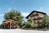 Sammelanfragen © Thomas Linkel Landhotel Neuhof mit blumengeschmückten Balkonen und überdachtem Motorradstellplatz