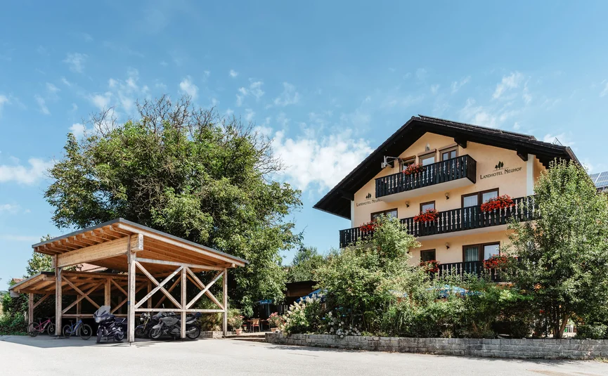 Landhotel Neuhof *** © Thomas Linkel Landhotel Neuhof mit blumengeschmückten Balkonen und überdachtem Motorradstellplatz