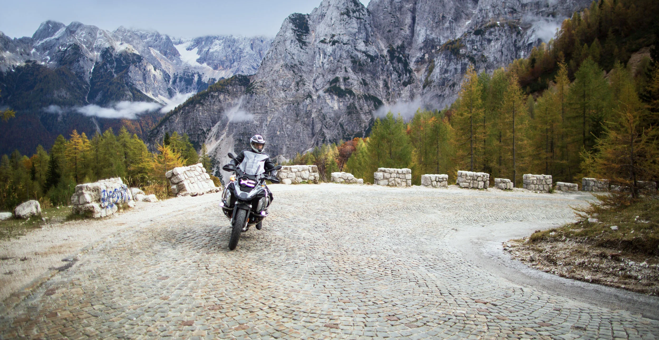 Slowenien © Hotel Grof Motorradfahrer auf steiniger Bergstraße mit hohen Felsen und Bäumen