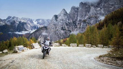 Savinja Tal © Hotel Grof Motorradfahrer auf steiniger Bergstraße mit hohen Felsen und Bäumen