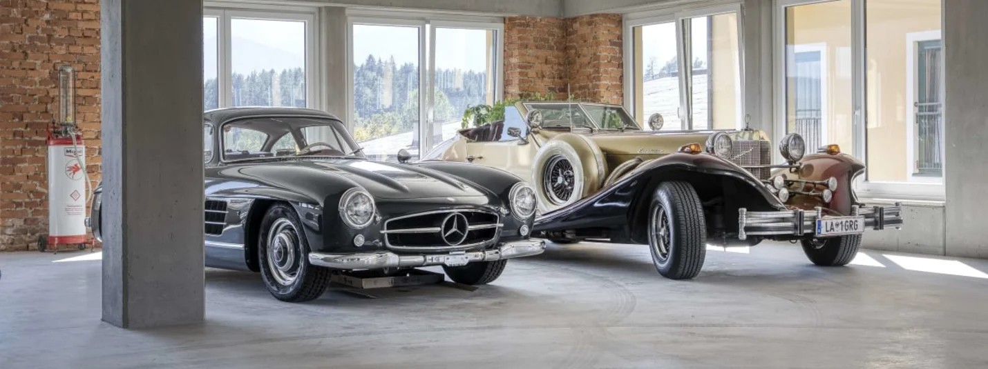 Oldtimer-MidWeek Two classic Mercedes-Benz vintage cars in a bright garage