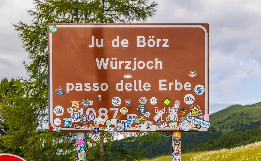 Große Ploseumrundung übers Würzjoch Straßenschild Passo delle Erbe mit vielen Aufklebern in den Bergen
