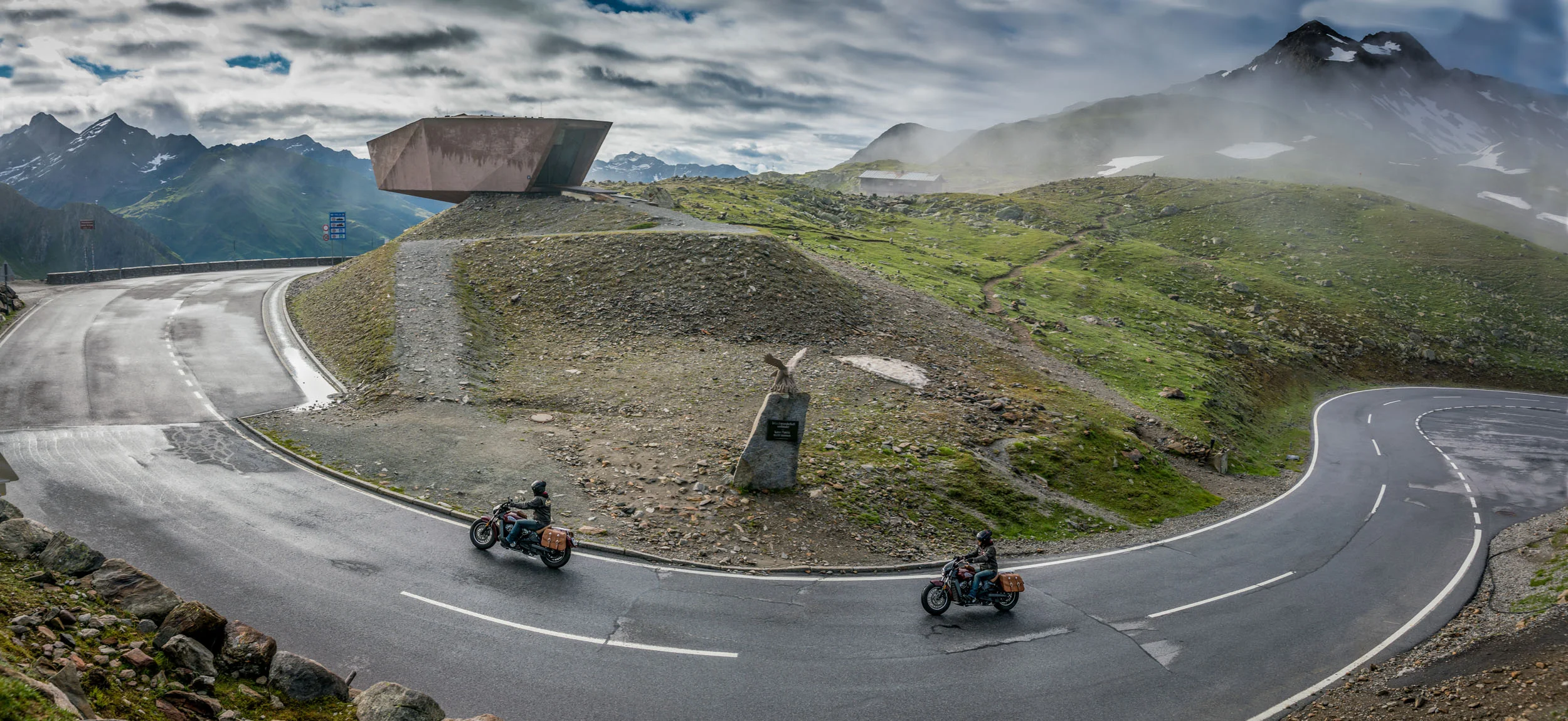Österreich © Moppetfoto.de Kurvenreiche Bergstraße mit zwei Motorradfahrern und Aussichtspunkt im Nebel