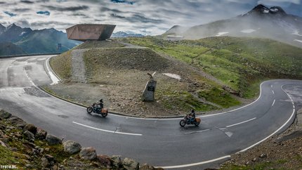Ötztal – Timmelsjoch © Moppetfoto.de Kurvenreiche Bergstraße mit zwei Motorradfahrern und Aussichtspunkt im Nebel