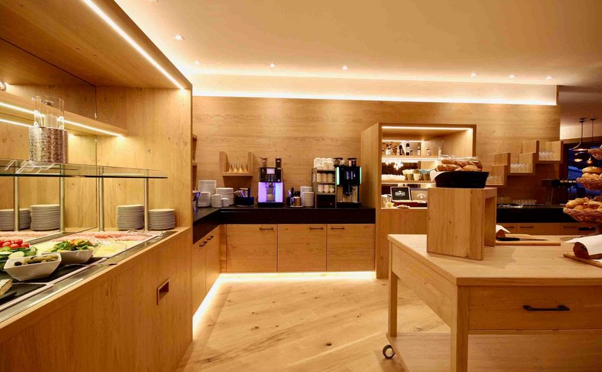 Modernes Frühstücksbuffet mit Holzverkleidung und Buffetbeleuchtung