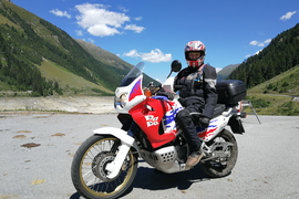 MoHo Schönauer Hof- Tour 9 Long Sleeper Variant 3 Motorcycle rider in protective gear on bike in mountainous area