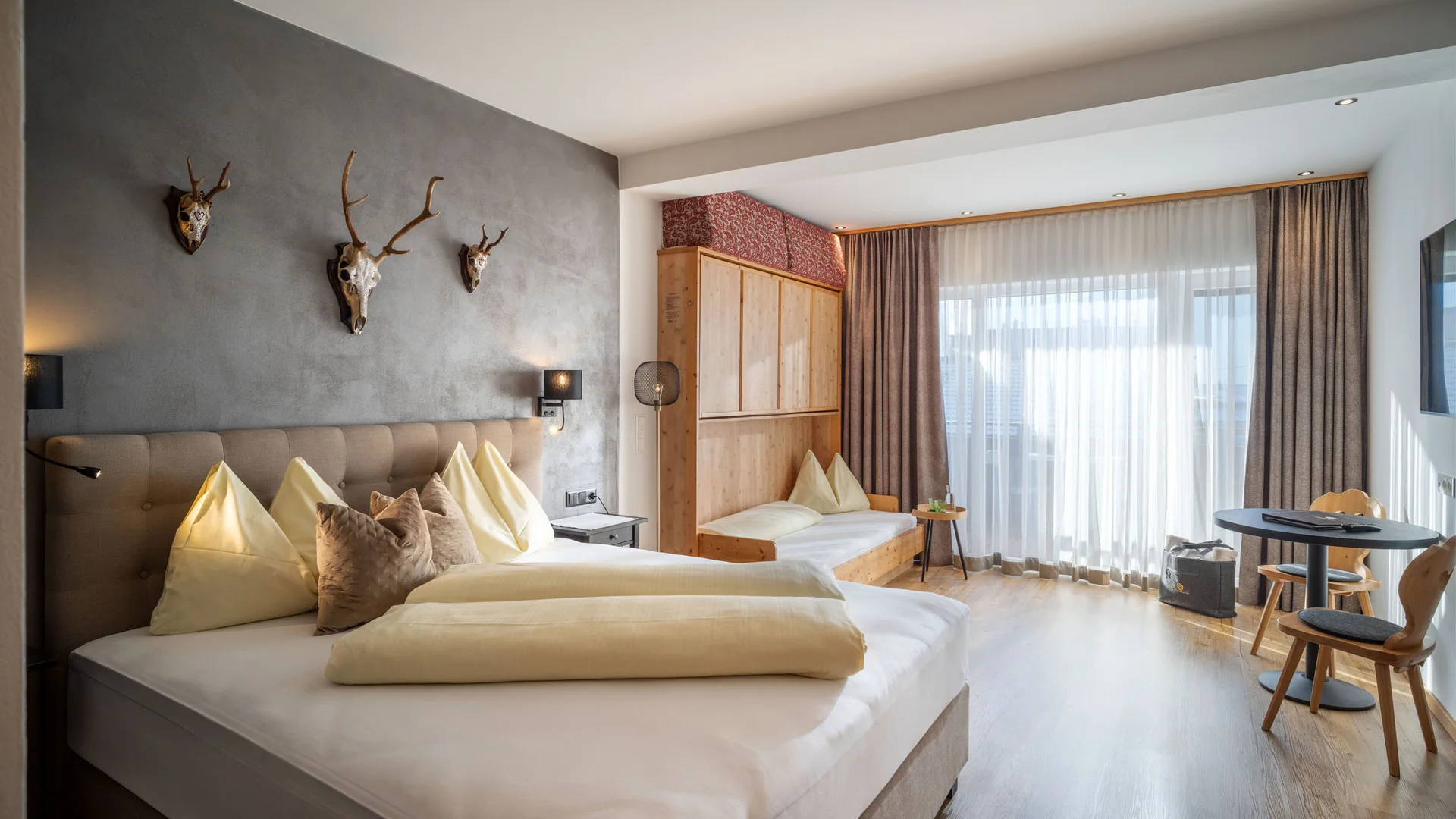 Wissenswertes © Hotel Sonnleiten Gemütliches Hotelzimmer mit Doppelbett, Sofa und Balkon