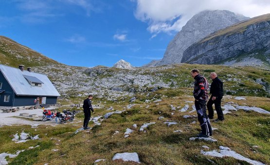 Motorvakanties in de vakantieregio Wolfsberg - Lavanttal © Viktor Sator Drie mannen in motoruitrusting wandelen in bergachtig gebied bij hut