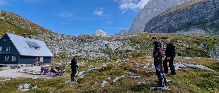Vakantieregio Wolfsberg - Lavanttal © Viktor Sator Drie mannen in motoruitrusting wandelen in bergachtig gebied bij hut