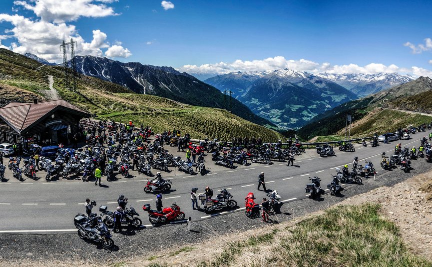 Albergo Panorama *** © Gianni Rodorigo Motorradfahrer versammeln sich an einem Bergpass mit Alpenpanorama