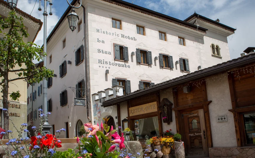 Hotel La Stüa **** © Hotel La Stüa Historisches Hotel und Restaurant La Stua mit Blumen im Vordergrund