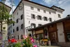 Sammelanfragen © Hotel La Stüa Historisches Hotel und Restaurant La Stua mit Blumen im Vordergrund
