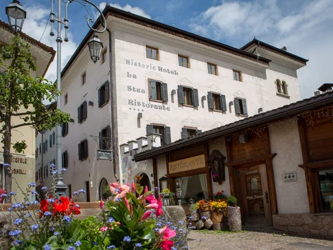 Historisches Hotel und Restaurant La Stua mit Blumen im Vordergrund