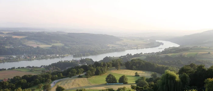 Motorvakanties in Neder-Oostenrijk © Hotel Rose Landschap met rivier, heuvels en velden bij zonsondergang