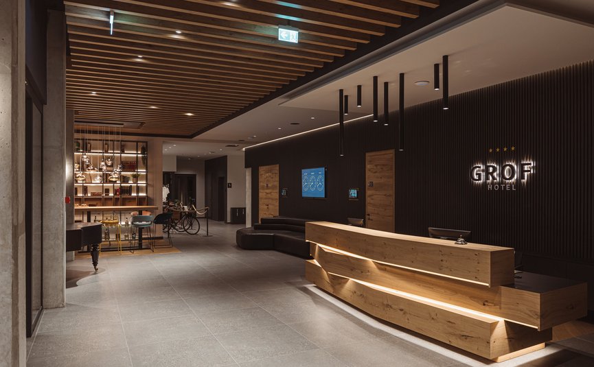 Moderne Hotellobby mit Holzelementen und Rezeptionstresen