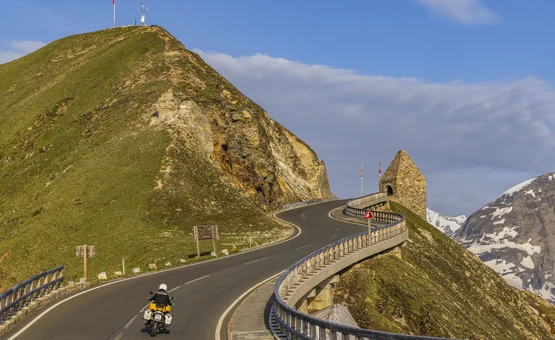 Motorradurlaub im Mölltal – Großglockner – Nockalm © Alexander Seger Motorradfahrer auf kurviger Bergstraße mit Aussicht auf schneebedeckte Gipfel