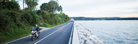 Motorradurlaub in Slowenien © Hotel Grof Motorradfahrer auf Küstenstraße neben Felsen und Wasser