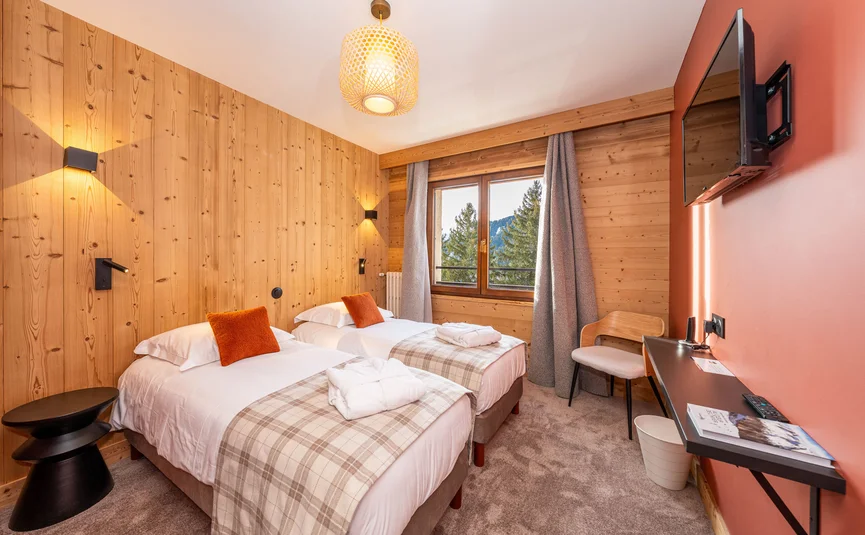 CASA MOHO Saint-François-Longchamp ***S © Jeremi MARIE Photography Moderne hotelkamer met twee eenpersoonsbedden en houten wand
