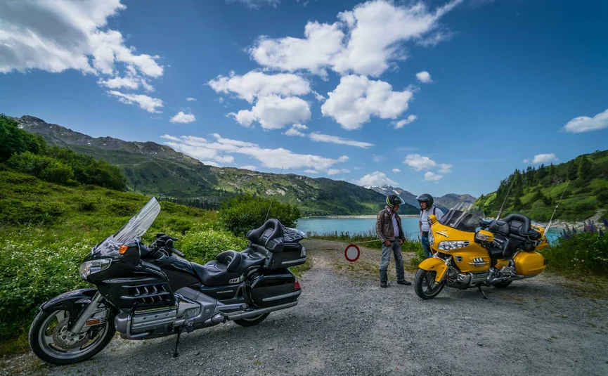 Hotel Jägerhof **** © Moppetfoto.de Zwei Motorradfahrer mit Tourenmaschinen halten an einem See in den Bergen