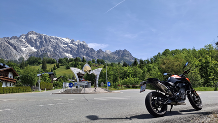 Goldgräberrunde Raurisertal Motorrad an einem Kreisverkehr vor Berglandschaft mit blauem Himmel