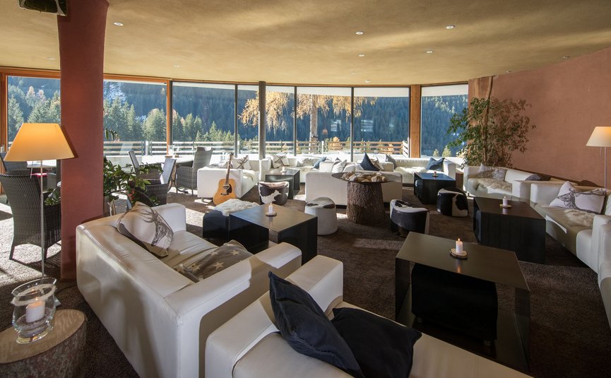 Gemütlicher Lounge-Bereich mit weißen Sofas und Bergblick