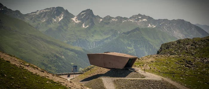 Moderne Aussichtsplattform in den Alpen mit Bergpanorama