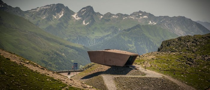 Moderne Aussichtsplattform in den Alpen mit Bergpanorama