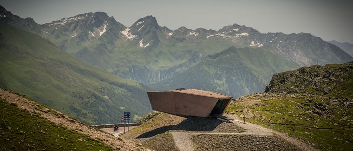 Moderne Aussichtsplattform in den Alpen mit Bergpanorama
