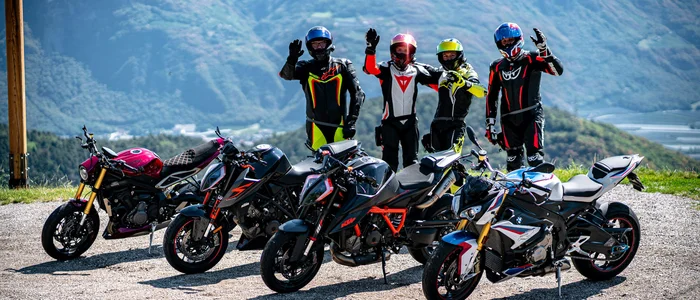 Valsugana - Kaiserjägerstrasse © Andrea Acler Four motorcyclists with their bikes in front of mountain scenery