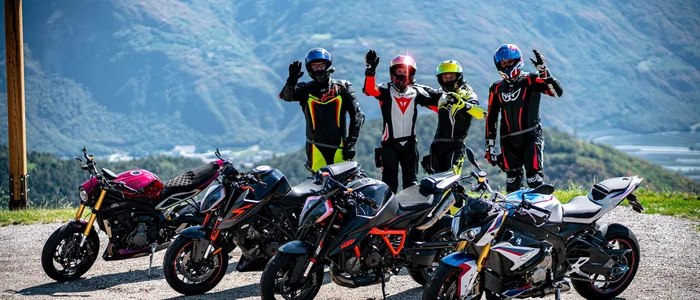 Cristallo Sport & Wellness Hotel **** © Andrea Acler Vier Motorradfahrer mit ihren Motorrädern vor Bergkulisse