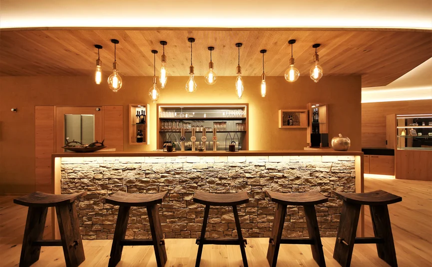 Landhotel & Gasthof Laudersbach *** Modern bar area with wooden stools and lit stone counter