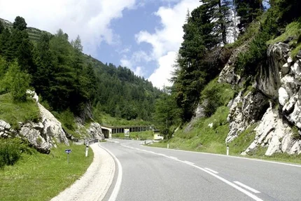 Tocht door de Nockalm - Karinthië Landweg door beboste bergen met rotsen en blauwe lucht