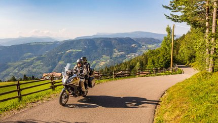 Eggental - Karer See © Alexander Seger Zwei Motorradfahrer auf Bergstraße mit Blick auf grüne Täler und Berge